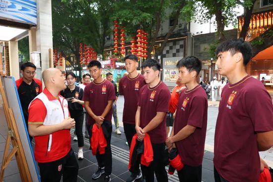 明代嘉靖年间，嘉靖天子求仙炼丹无意朝政，奸臣严嵩独揽朝政勾搭祸乱。京城朋党林立人人自危，东南沿海倭患尤甚跋扈獗一时。虽有戚继光、俞年夜猷奋力抗敌停息倭患，但溃败的倭寇趁朝政不举全国年夜乱，勾搭恶霸汉奸，流窜于江浙一带，导致平易近间苍生深受其苦。                                      在浙江某府，流窜倭寇一夜杀尽万朝不雅，穿上道服假扮道长，于不雅内后堂暗设机关，专门暗害前来求签算卦的蜜斯夫人。一时候